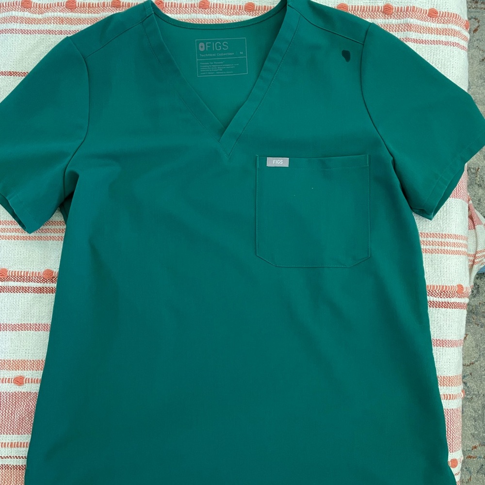 Figs scrub top M